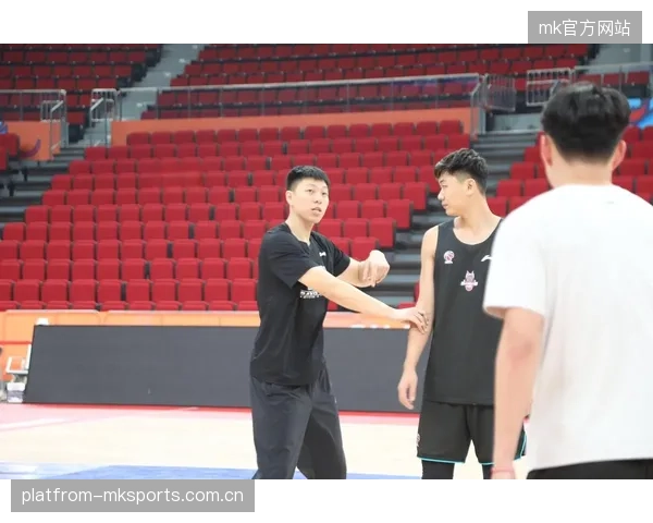 CBA史诗级空接扣篮震撼全场，球馆屋顶都被震飞了！